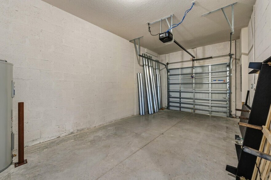 Building Photo - 1817 Party Pl