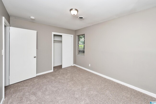 Building Photo - 4611 Oak Dr