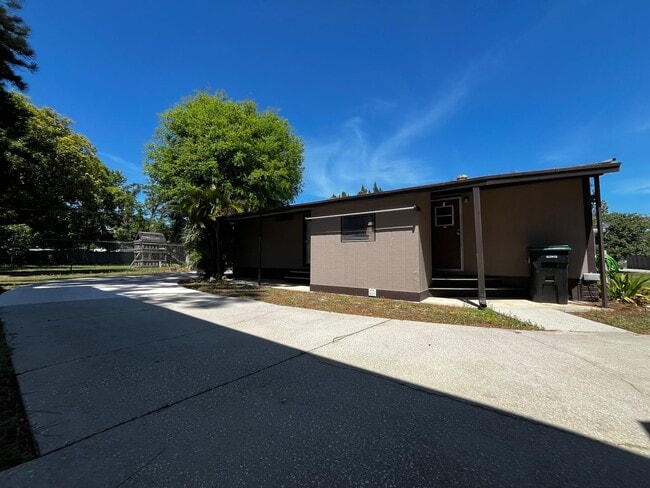 Building Photo - Newly Renovated Small 2BR w/Den Guest House