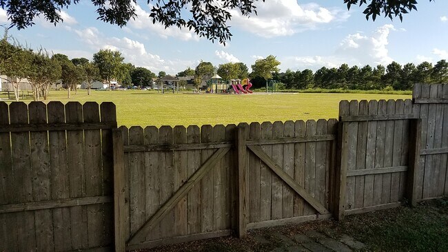 Building Photo - LANDSTOWN MEADOWS