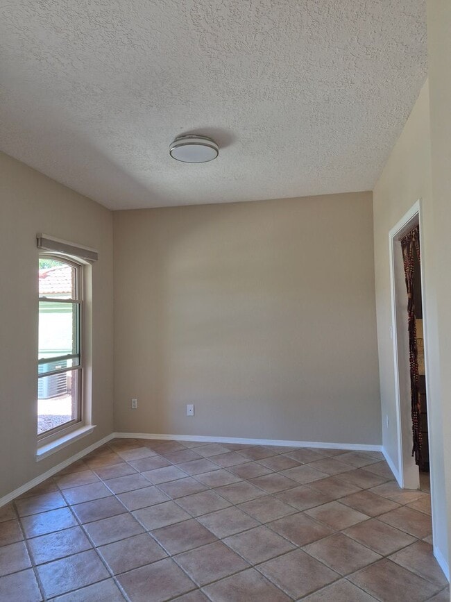 Building Photo - FIVE BEDROOMS GEM-NORTH EAST HEIGHTS