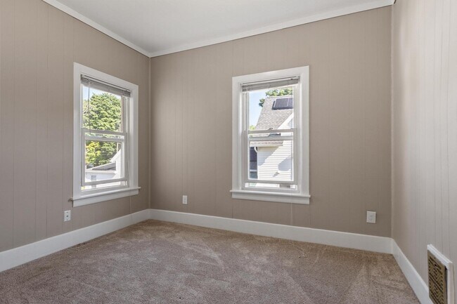 Building Photo - 155 Pond St