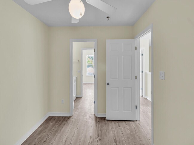 Building Photo - 2717 Bay Club Dr