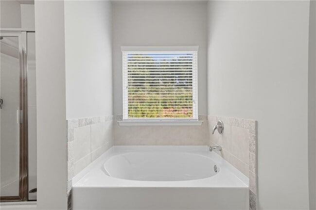 Building Photo - 33 N Village Cir