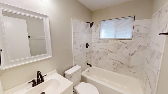 Building Photo - 4 Bed/2 Bath in Daniel Pratt School District