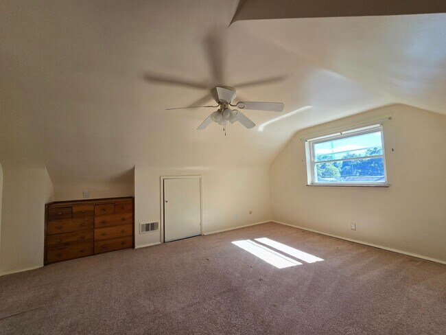 Building Photo - Hidden Gem - 4 Beds | 2.5 Baths | 2-Car Ga...
