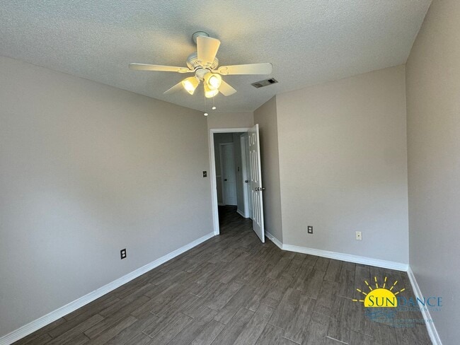 Building Photo - Charming 4-Bedroom Home in Parkwood Place, Bluewater Bay - Cul-de-Sac!