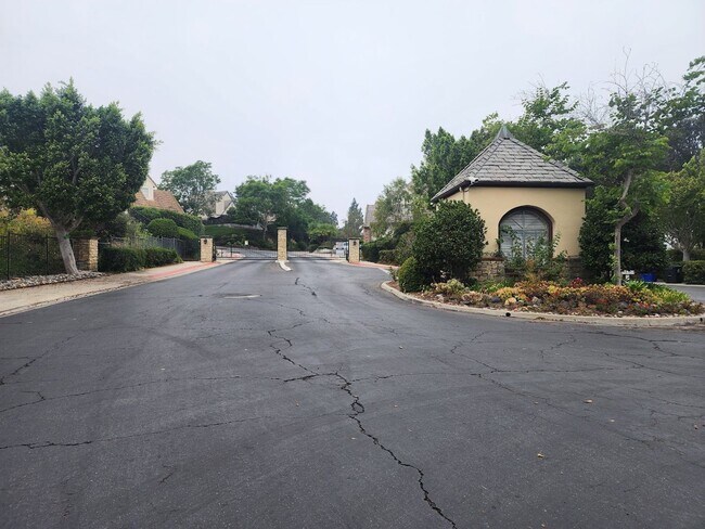 Building Photo - Gorgeous 5 Bedroom in Carmel Mtn Ranch in Gated Community