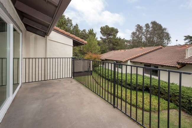 Building Photo - Completely Renovated 2 Bedroom / 1.5 Bath ...