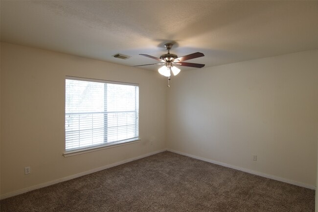 Building Photo - 2027 Creek Run Dr