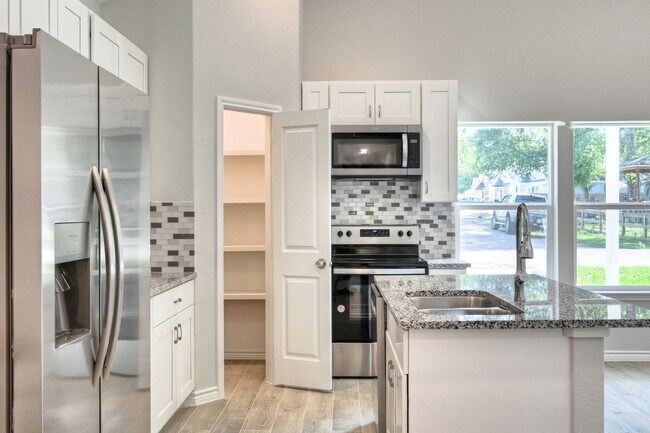 Building Photo - 9826 Arbor Oak