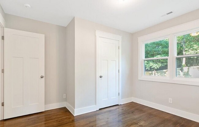 Building Photo - 116 N Hyde Park Ave