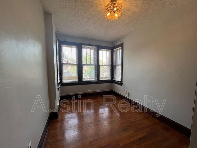 Building Photo - 5072 Lindenwood Ave