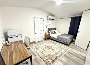 Building Photo - 1150 W 28th St