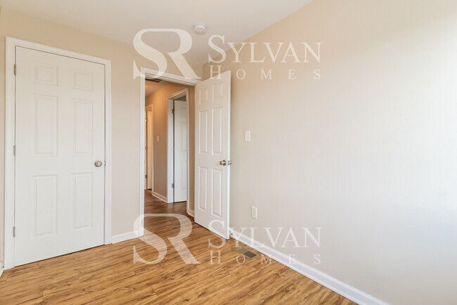 Building Photo - The living is easy in this lovely 3 bedroom