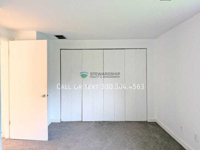 Building Photo - 372 Oak Mnr Ave NE