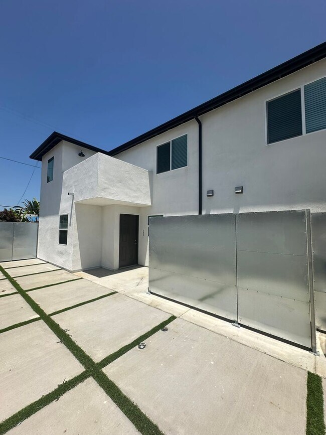 Building Photo - 202-204 Calla Avenue