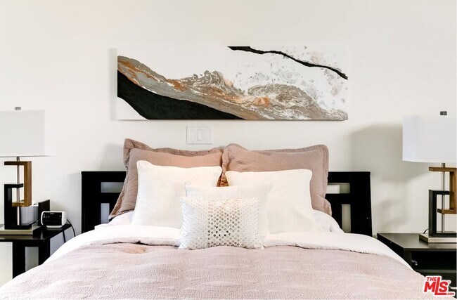 Building Photo - 5470 Katherine Ave