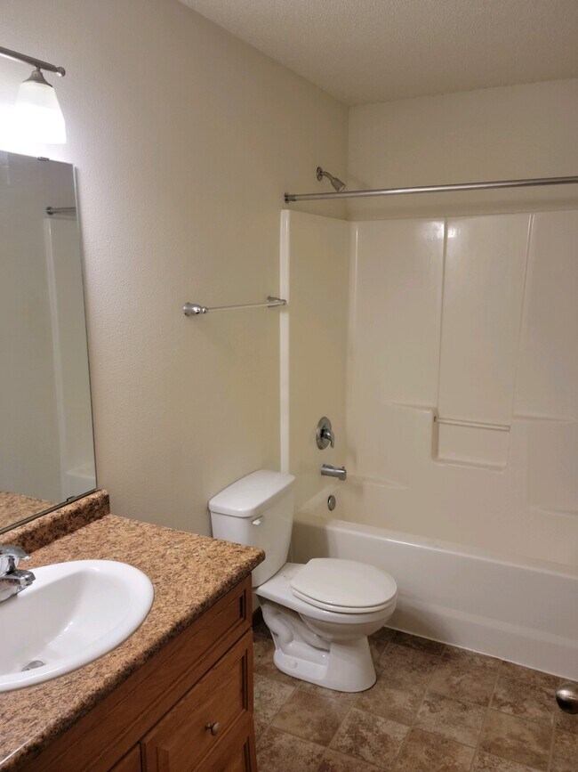 Building Photo - 4241 Estate Dr S