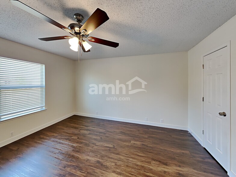 Building Photo - 1600 Waters Edge Dr