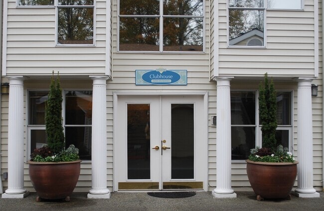 Building Photo - Remodeled Bellevue Condo