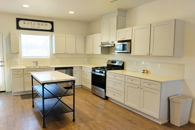 Building Photo - 425 Leland Dr