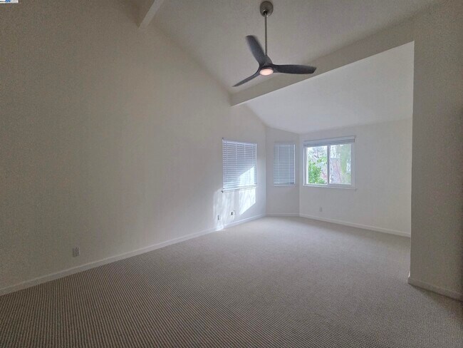 Building Photo - 6084 Vía de los Cerros