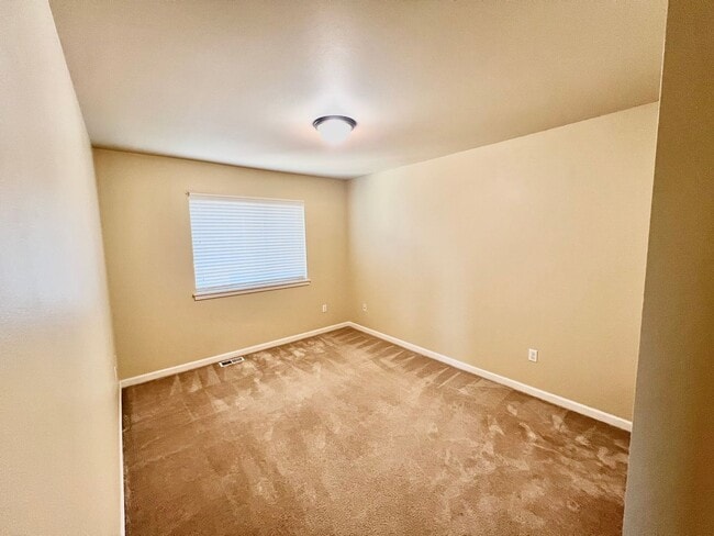 Building Photo - MOVE IN READY: 4bd 2.5ba 2,086 sq ft
