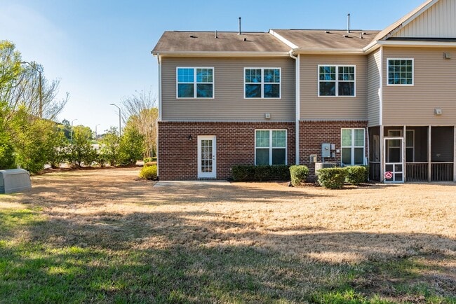 Building Photo - Well Maintained End Unit Townhome with Community Pool! Available July 14th!