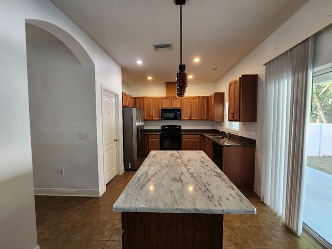 Building Photo - Gorgeous 4-Bedroom, 3-Bathroom Home in Tampa
