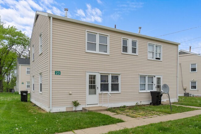 Building Photo - 3 Bedroom with Central AC
