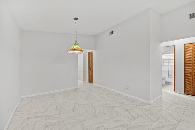 Building Photo - 8019 SE Villa Cir