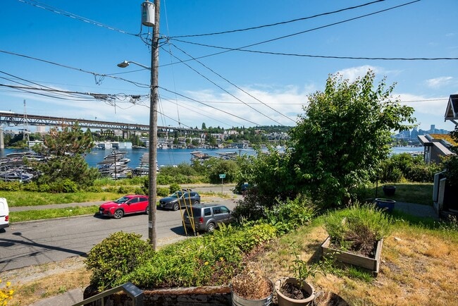 Building Photo - Old World Charm with Views of Lake Union!
