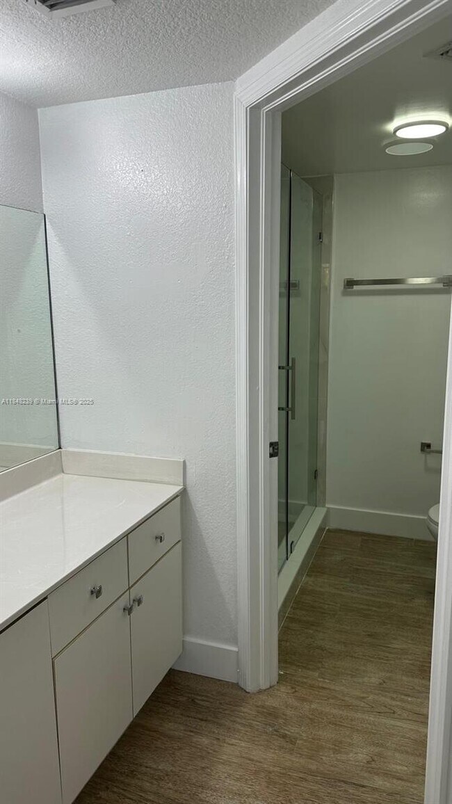 Building Photo - 9300 Fontainebleau Blvd