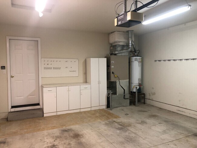Building Photo - Larger Three Bedroom Home in Keizer