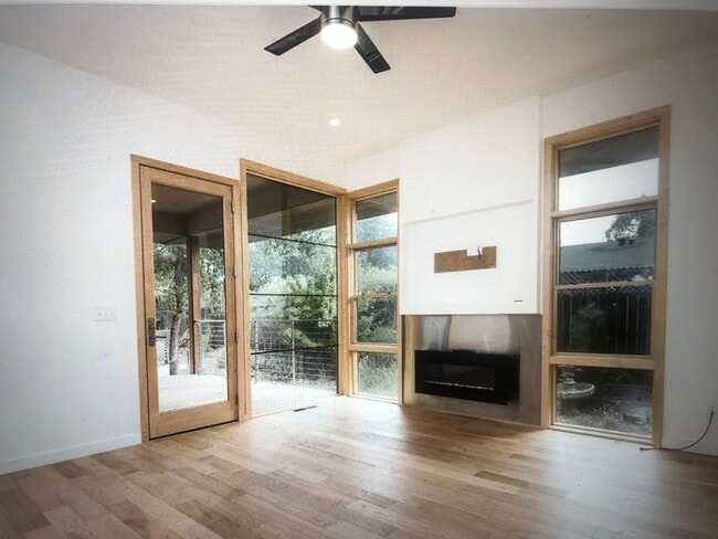 Building Photo - 540 S Cloverdale Blvd