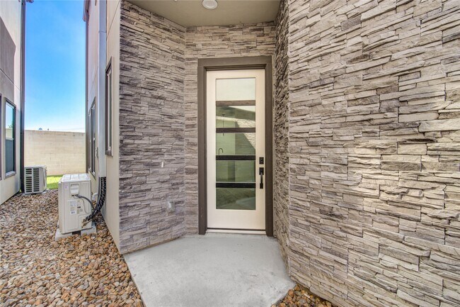 Building Photo - 2919 El Fenice Ln