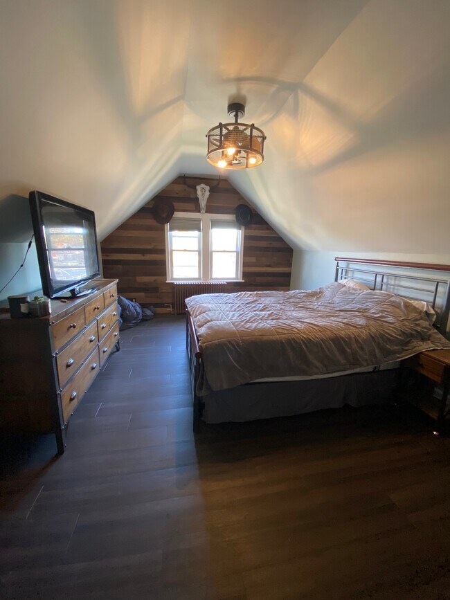 Bonus Room - 229 Thompson Ave