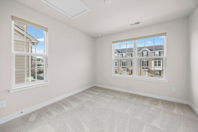 Building Photo - Like new 3-bed, 2.5 bath townhome in Cramerton Mills Parkway!