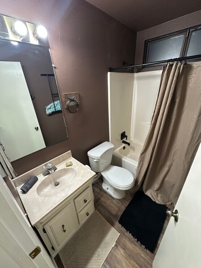 Building Photo - 8116 Cove Ln