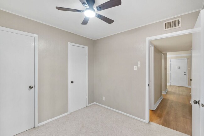 Building Photo - 8702 Village Dr