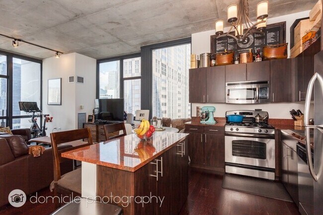 Building Photo - 245 W Van Buren St