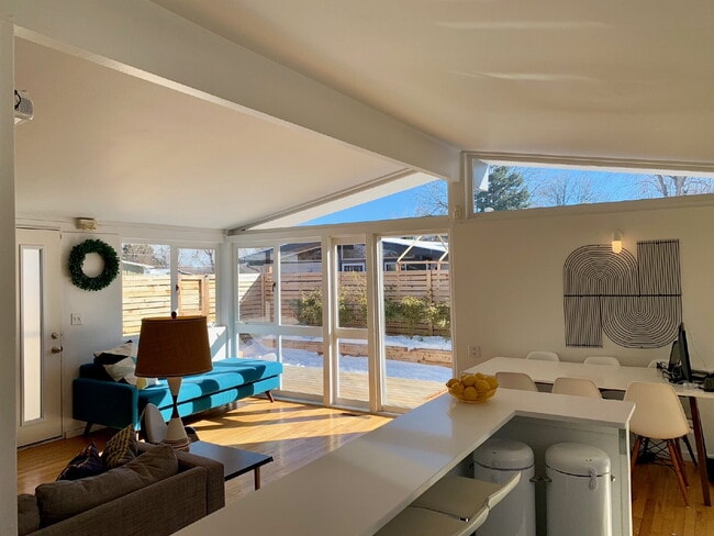 Building Photo - Great 2 bed, 1 bath property