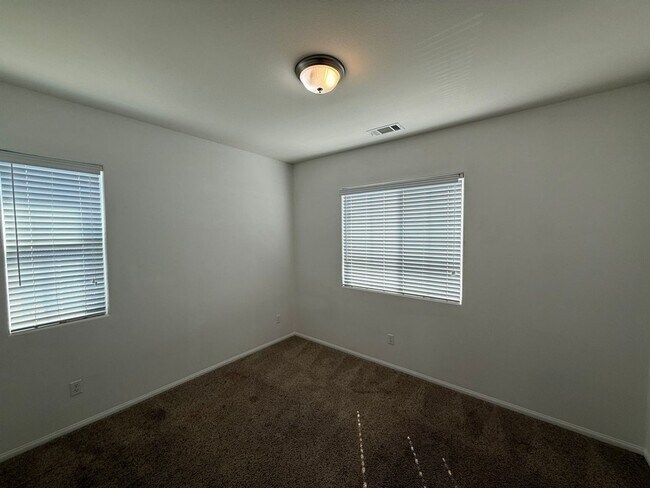 Building Photo - Newer 3 Bedroom Home! Near shops and restaurants!