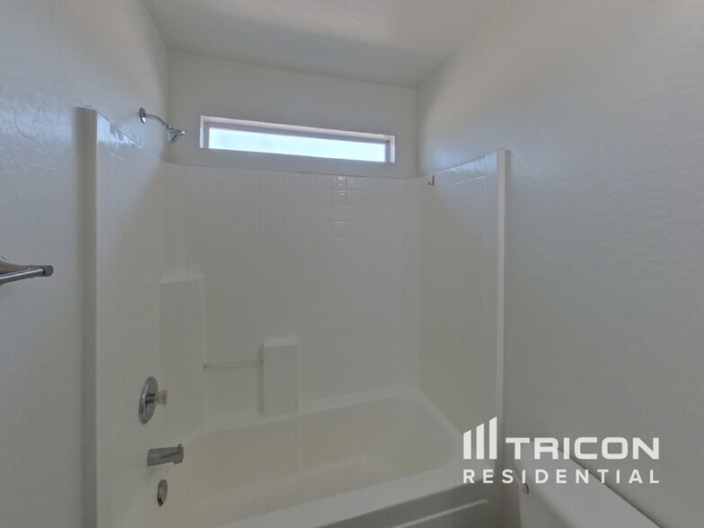 Building Photo - 4102 S 62nd Ln