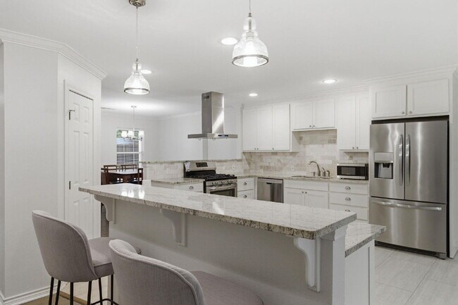 Building Photo - "Beautifully Maintained 3-Bedroom, 3-Bath Gem with Modern Updates, Spacious Living and Exceptiona...