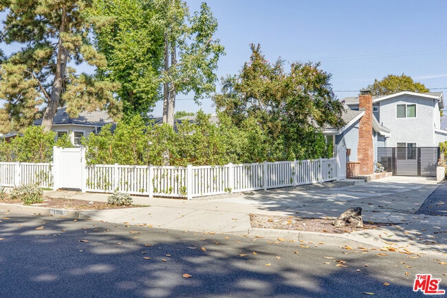 Building Photo - 1306 N Pass Ave