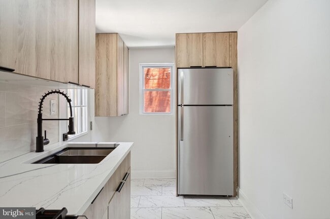 Building Photo - 7 E Oxford St