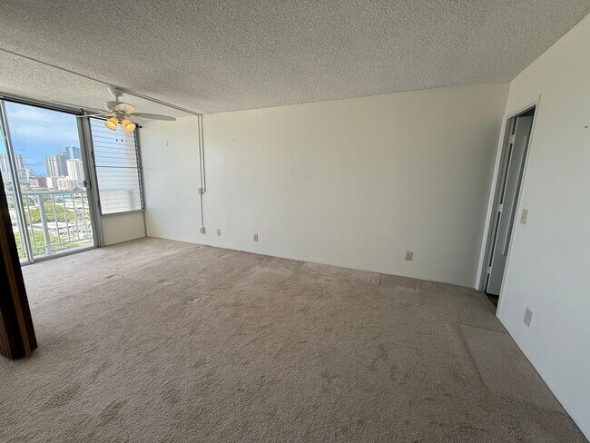 Building Photo - Hale Luana 1 bedroom 1 bath with 1 assigne...