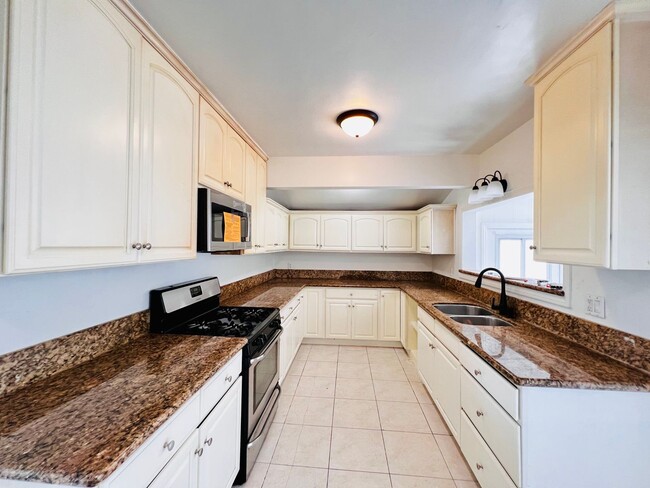 Building Photo - 4 BED HOUSE with Garage, Yard, Pets Consid...